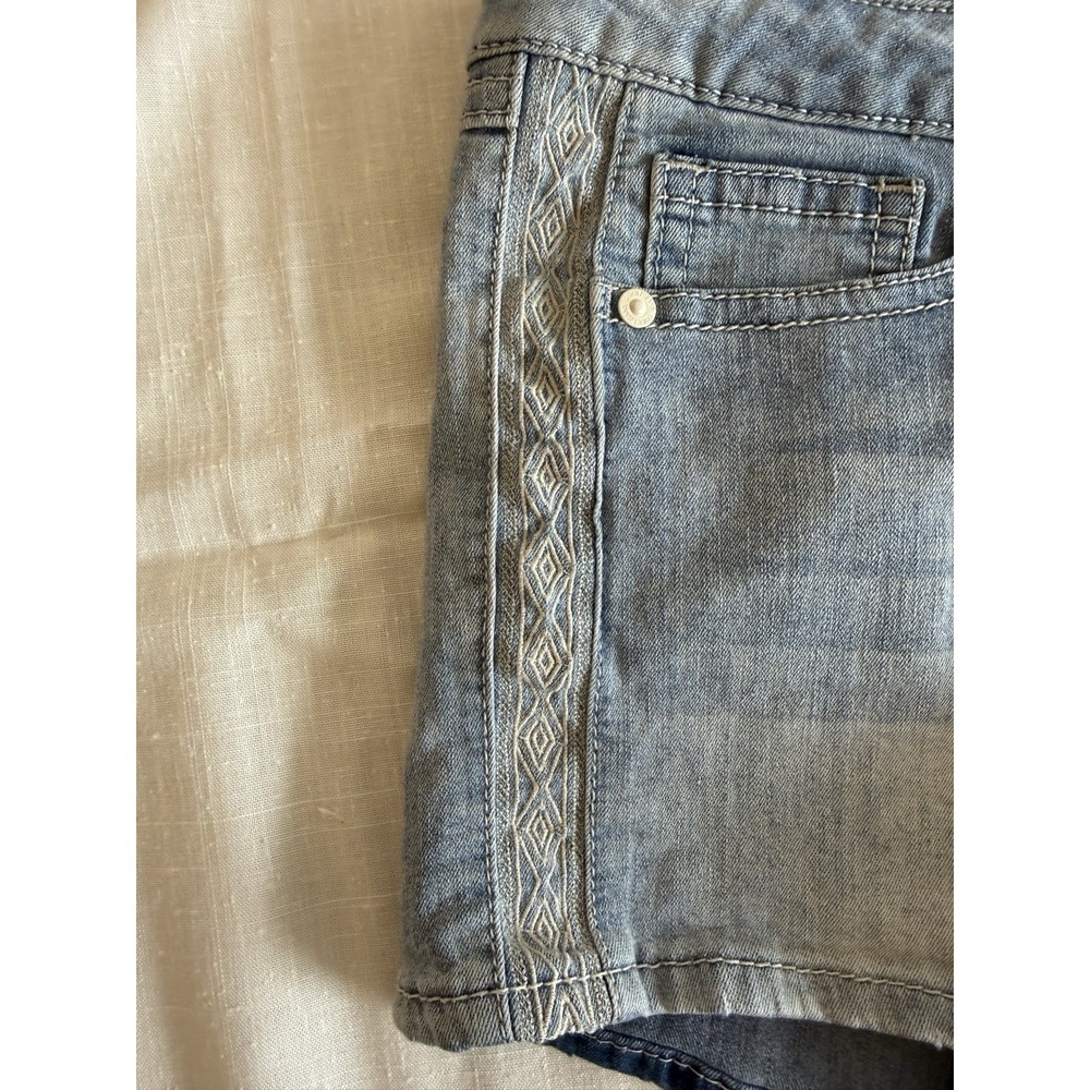 Seven7 Women's Blue Denim Shorts Embroidered Side Tape Light Wash Size 10 - Picture 5 of 11